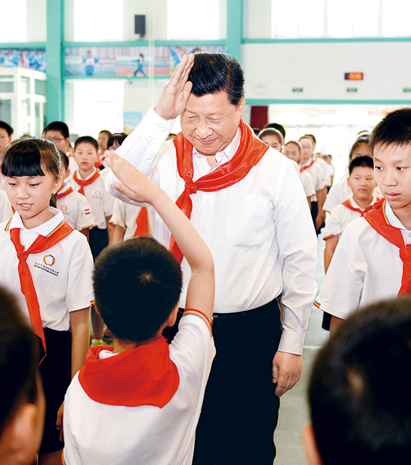 2014年5月30日上午，中共中央總書記、國家主席、中央軍委主席習(xí)近平來到北京市海淀區(qū)民族小學(xué)，參加慶?！傲弧眹H兒童節(jié)活動。這是習(xí)近平參加少先隊入隊儀式。 新華社記者 李濤/攝