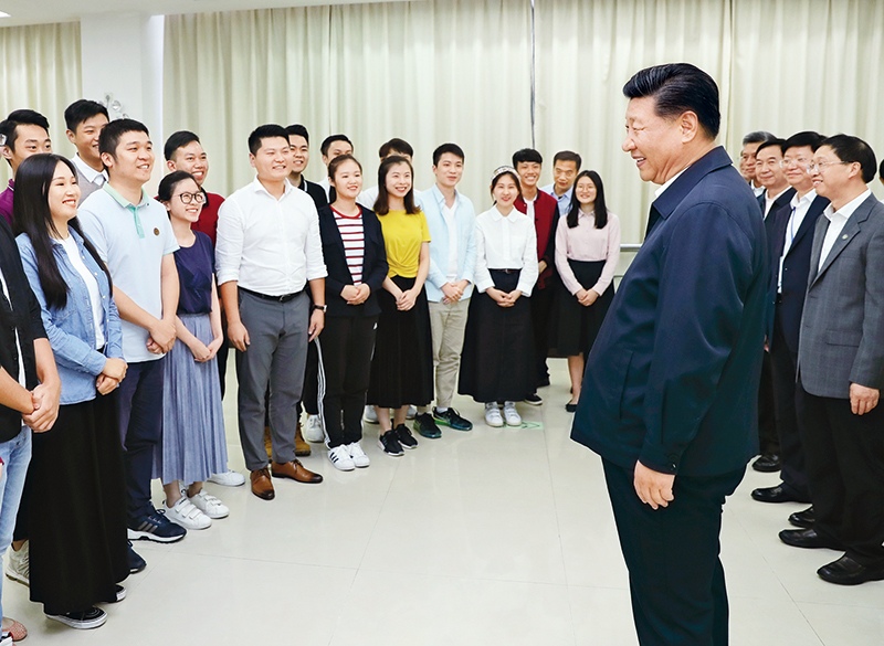 　　2018年10月22日至25日，中共中央總書記、國(guó)家主席、中央軍委主席習(xí)近平在廣東考察。這是10月24日下午，習(xí)近平在廣州考察暨南大學(xué)時(shí)同部分港澳臺(tái)同胞和海外僑胞學(xué)生交流。 新華社記者 鞠鵬/攝