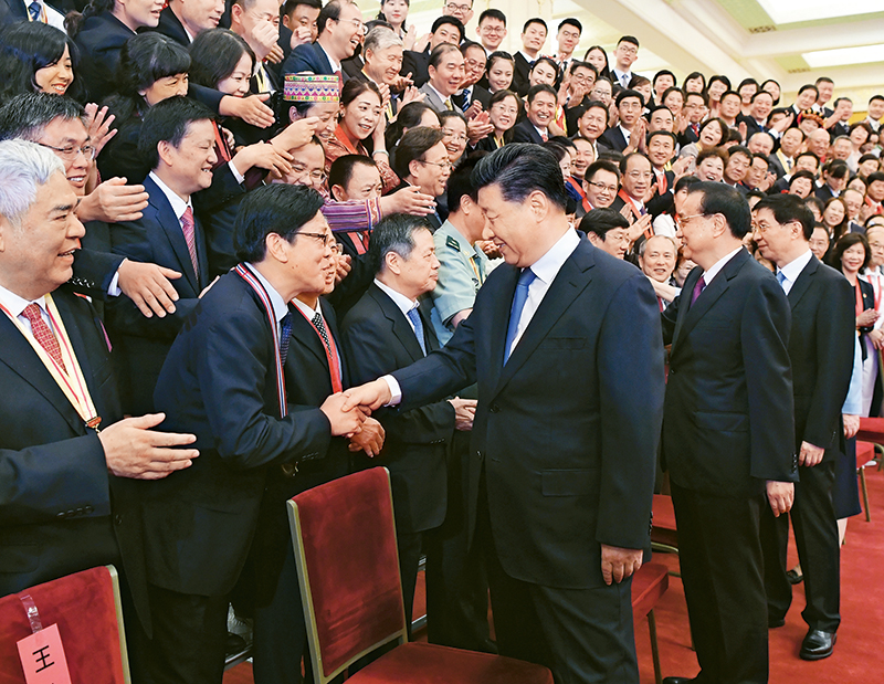 2019年9月10日，黨和國(guó)家領(lǐng)導(dǎo)人習(xí)近平、李克強(qiáng)、王滬寧等在北京人民大會(huì)堂會(huì)見慶祝2019年教師節(jié)暨全國(guó)教育系統(tǒng)先進(jìn)集體和先進(jìn)個(gè)人表彰大會(huì)受表彰代表。 新華社記者 申宏/攝
