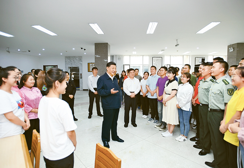 2019年7月15日至16日，中共中央總書記、國家主席、中央軍委主席習(xí)近平在內(nèi)蒙古考察并指導(dǎo)開展“不忘初心、牢記使命”主題教育。這是16日上午，習(xí)近平在內(nèi)蒙古大學(xué)圖書館同學(xué)生們親切交談，勉勵他們志存高遠(yuǎn)、腳踏實地、發(fā)奮圖強。 新華社記者 謝環(huán)馳/攝