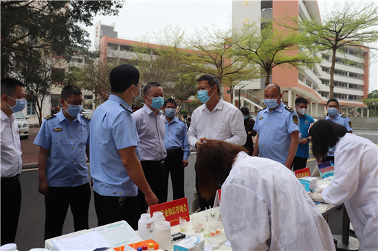 遂溪縣市監(jiān)局黨組書記、局長(zhǎng)鄭高科對(duì)校園食品安全進(jìn)行督導(dǎo)1.jpg