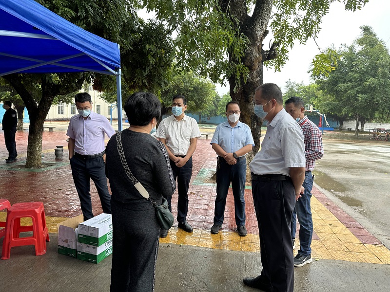 3樂民鎮(zhèn)黨委書記譚彤煜，黨委副書記、鎮(zhèn)長陳秋強到核酸檢測現(xiàn)場指導(dǎo)工作.jpg