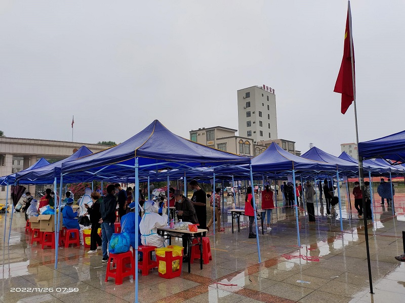 8核酸檢測現(xiàn)場，黨旗高高飄揚.jpg