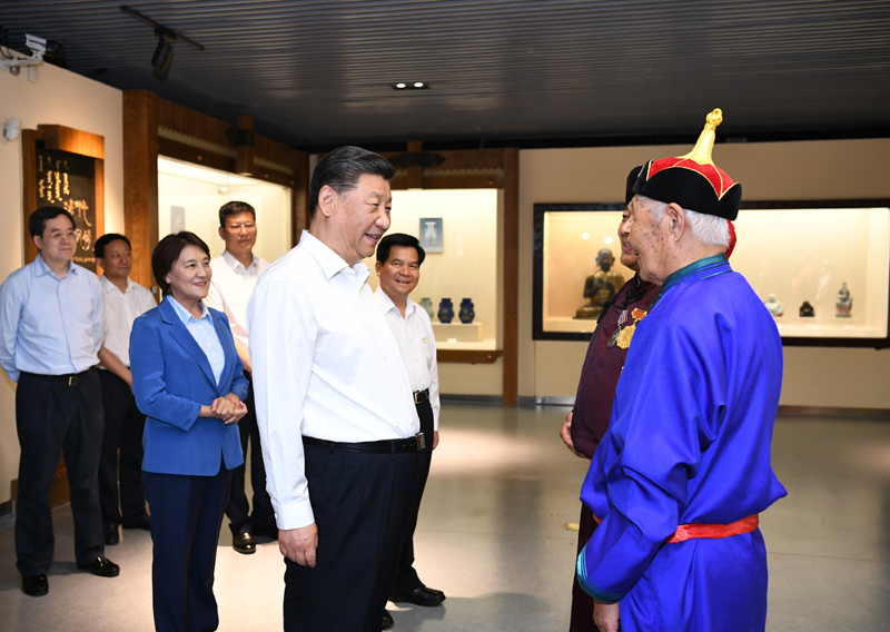 7月15日至16日，中共中央總書記、國家主席、中央軍委主席習近平在內(nèi)蒙古考察并指導開展“不忘初心、牢記使命”主題教育。這是15日上午，習近平在赤峰博物館同古典民族史詩《格薩（斯）爾》非物質(zhì)文化遺產(chǎn)傳承人親切交談。