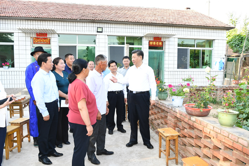 7月15日至16日，中共中央總書記、國家主席、中央軍委主席習近平在內(nèi)蒙古考察并指導開展“不忘初心、牢記使命”主題教育。這是15日下午，習近平在赤峰市喀喇沁旗河南街道馬鞍山村村民張國利家，同基層干部群眾代表親切交流。