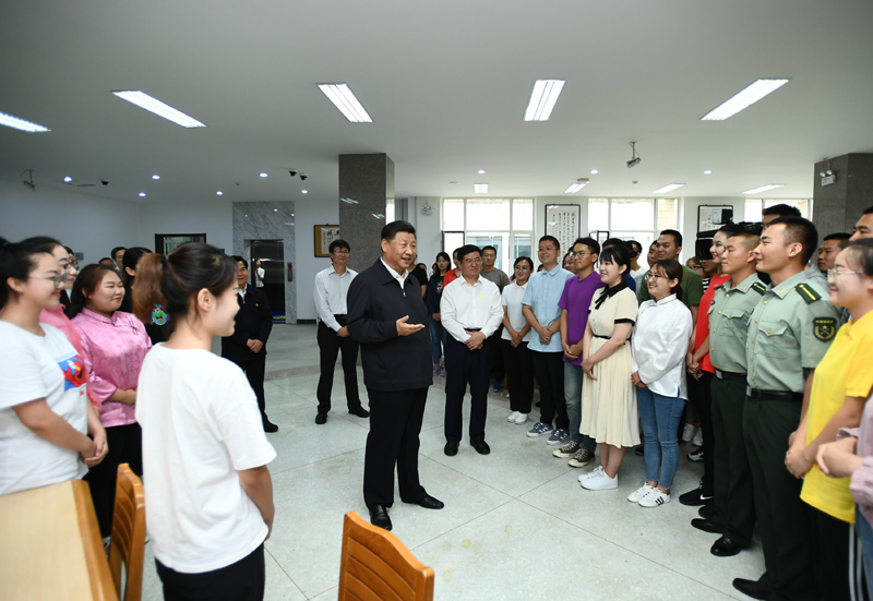 7月15日至16日，中共中央總書記、國家主席、中央軍委主席習近平在內(nèi)蒙古考察并指導開展“不忘初心、牢記使命”主題教育。這是16日上午，習近平在內(nèi)蒙古大學圖書館同學生們親切交談，勉勵他們志存高遠、腳踏實地、發(fā)奮圖強。