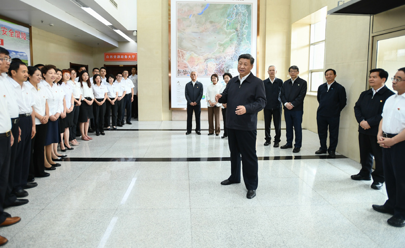 7月15日至16日，中共中央總書記、國家主席、中央軍委主席習近平在內(nèi)蒙古考察并指導開展“不忘初心、牢記使命”主題教育。這是16日上午，習近平到內(nèi)蒙古自治區(qū)自然資源廳，實地調(diào)研指導開展“不忘初心、牢記使命”主題教育。
