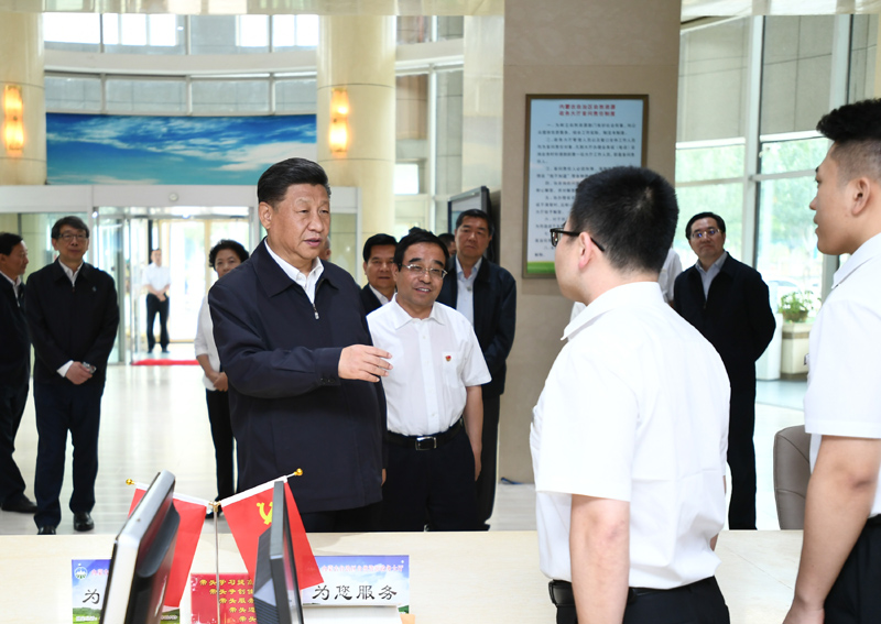 7月15日至16日，中共中央總書記、國家主席、中央軍委主席習近平在內(nèi)蒙古考察并指導開展“不忘初心、牢記使命”主題教育。這是16日上午，習近平在內(nèi)蒙古自治區(qū)自然資源廳自然資源政務大廳同工作人員交談，了解開展主題教育和落實便捷高效政務服務等情況。