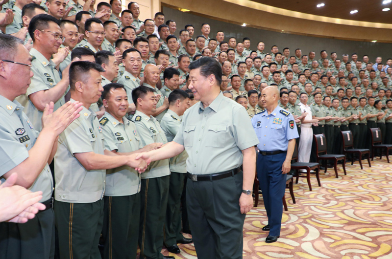 7月15日至16日，中共中央總書記、國家主席、中央軍委主席習近平在內(nèi)蒙古考察并指導開展“不忘初心、牢記使命”主題教育。這是16日上午，習近平在呼和浩特親切接見駐內(nèi)蒙古部隊副師職以上領導干部和團級單位主官，代表黨中央和中央軍委向駐內(nèi)蒙古部隊全體官兵致以誠摯問候。