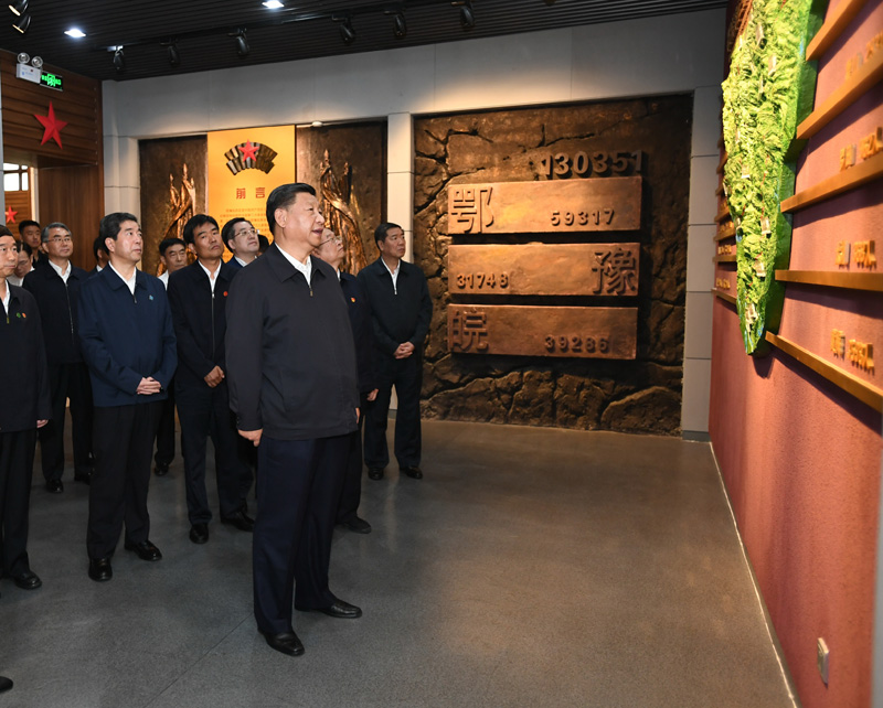 9月16日至18日，中共中央總書記、國(guó)家主席、中央軍委主席習(xí)近平在河南考察。這是16日下午，習(xí)近平來到位于信陽市新縣的鄂豫皖蘇區(qū)首府烈士陵園，瞻仰革命烈士紀(jì)念堂。 新華社記者 謝環(huán)馳 攝