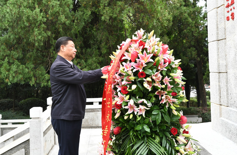 　　9月16日至18日，中共中央總書記、國(guó)家主席、中央軍委主席習(xí)近平在河南考察。這是16日下午，習(xí)近平來到位于信陽市新縣的鄂豫皖蘇區(qū)首府烈士陵園，瞻仰革命烈士紀(jì)念碑，向革命先烈敬獻(xiàn)花籃。 新華社記者 謝環(huán)馳 攝