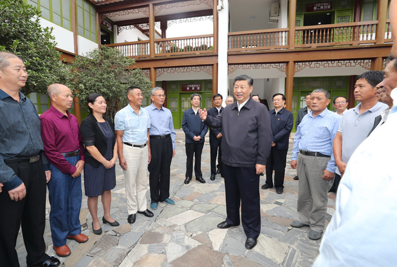 　　9月16日至18日，中共中央總書記、國(guó)家主席、中央軍委主席習(xí)近平在河南考察。這是16日下午，習(xí)近平在位于信陽市新縣的鄂豫皖蘇區(qū)首府革命博物館，同當(dāng)?shù)丶t軍后代、革命烈士家屬代表親切交談。 新華社記者 鞠鵬 攝