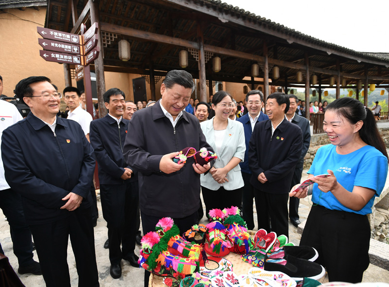 　　9月16日至18日，中共中央總書記、國(guó)家主席、中央軍委主席習(xí)近平在河南考察。這是16日下午，習(xí)近平在信陽市新縣田鋪鄉(xiāng)田鋪大塆考察調(diào)研。 新華社記者 謝環(huán)馳 攝