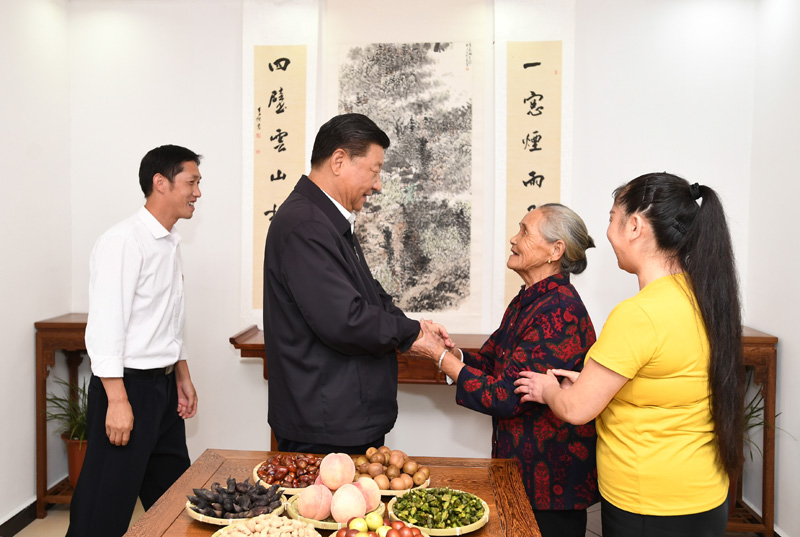 　　9月16日至18日，中共中央總書記、國(guó)家主席、中央軍委主席習(xí)近平在河南考察。這是16日下午，習(xí)近平在信陽市新縣田鋪鄉(xiāng)田鋪大塆“老家寒舍”民宿店，同店主一家親切交談。 新華社記者 謝環(huán)馳 攝