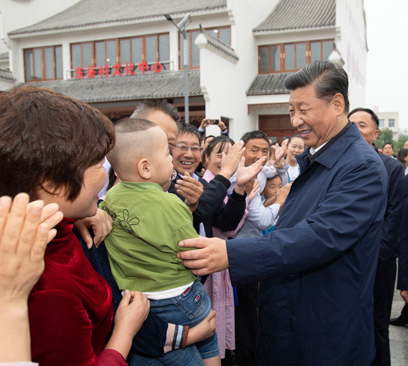 9月16日至18日，中共中央總書記、國(guó)家主席、中央軍委主席習(xí)近平在河南考察。這是17日上午，習(xí)近平在信陽市光山縣文殊鄉(xiāng)東岳村同鄉(xiāng)親們親切交流，祝愿鄉(xiāng)親們生活芝麻開花節(jié)節(jié)高。新華社記者 謝環(huán)馳 攝