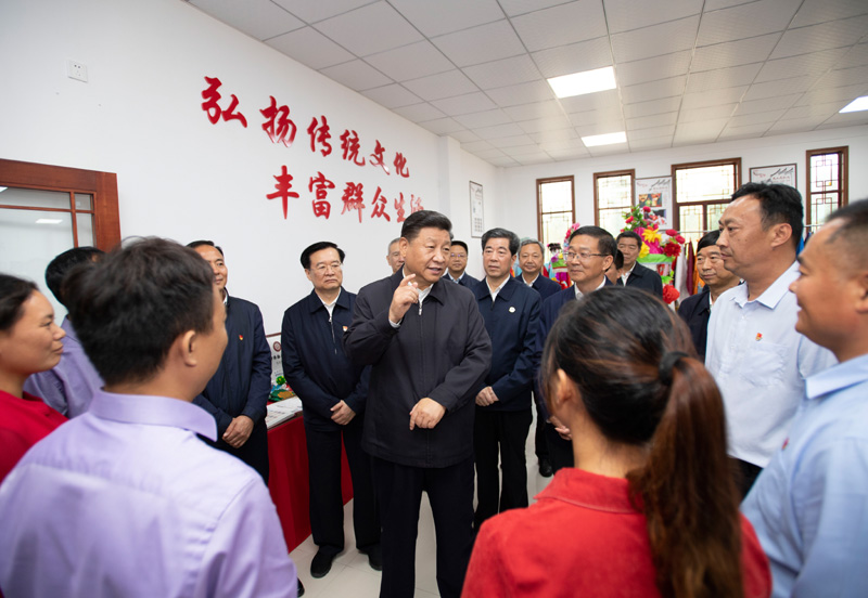9月16日至18日，中共中央總書記、國(guó)家主席、中央軍委主席習(xí)近平在河南考察。這是17日上午，習(xí)近平在信陽市光山縣文殊鄉(xiāng)東岳村文化接待中心，同當(dāng)?shù)孛撠氈赂粠ь^人親切交流，勉勵(lì)他們帶動(dòng)更多鄉(xiāng)親們致富。新華社記者 謝環(huán)馳 攝