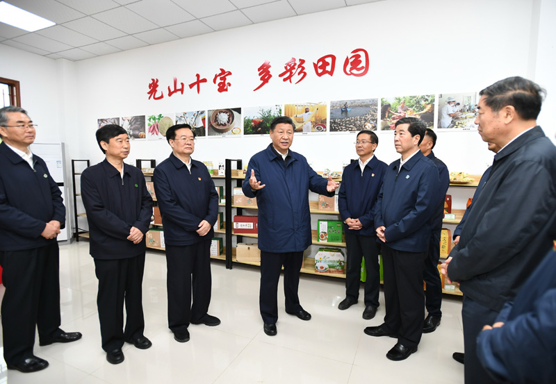 9月16日至18日，中共中央總書記、國(guó)家主席、中央軍委主席習(xí)近平在河南考察。這是17日上午，習(xí)近平在信陽市光山縣文殊鄉(xiāng)東岳村文化接待中心，了解光山縣脫貧工作和中辦在光山縣扶貧工作情況。新華社記者 謝環(huán)馳 攝