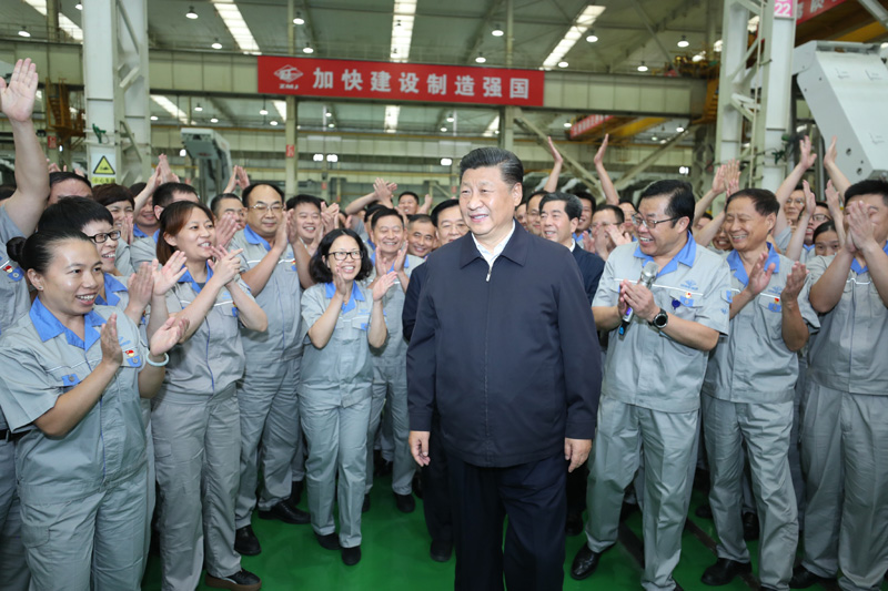 9月16日至18日，中共中央總書記、國(guó)家主席、中央軍委主席習(xí)近平在河南考察。這是17日下午，習(xí)近平在鄭州煤礦機(jī)械集團(tuán)股份有限公司總裝車間同工人們親切交流，鼓勵(lì)他們加強(qiáng)自主創(chuàng)新，爭(zhēng)創(chuàng)發(fā)展戰(zhàn)略優(yōu)勢(shì)。新華社記者 鞠鵬 攝