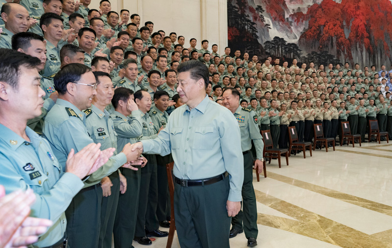 9月16日至18日，中共中央總書記、國(guó)家主席、中央軍委主席習(xí)近平在河南考察。這是18日上午，習(xí)近平在鄭州親切接見駐河南部隊(duì)副師職以上領(lǐng)導(dǎo)干部和團(tuán)級(jí)單位主官，代表黨中央和中央軍委向駐河南部隊(duì)全體官兵致以誠摯問候。新華社記者 李剛 攝