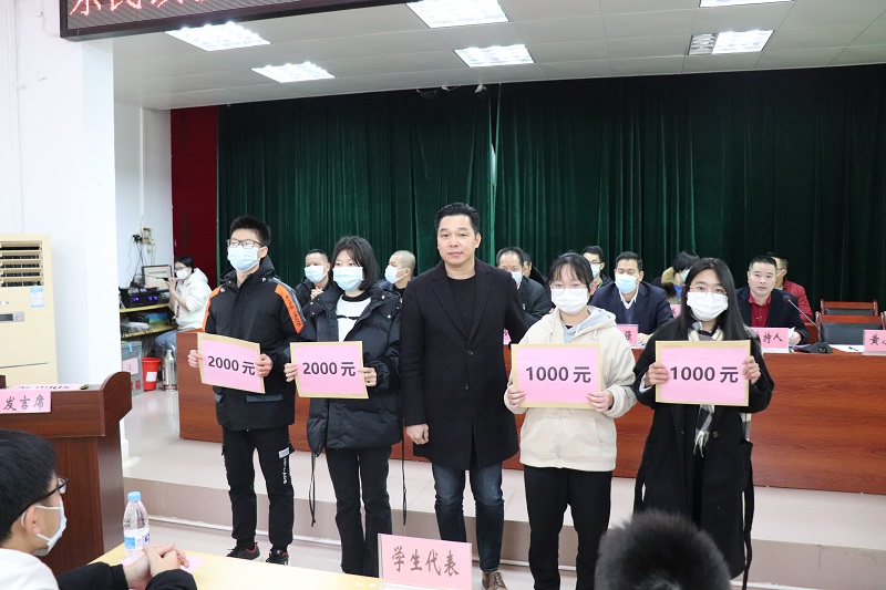 5 教育促進(jìn)會(huì)副會(huì)長黃小勇為中考優(yōu)秀學(xué)生代表頒發(fā)獎(jiǎng)學(xué)金.JPG