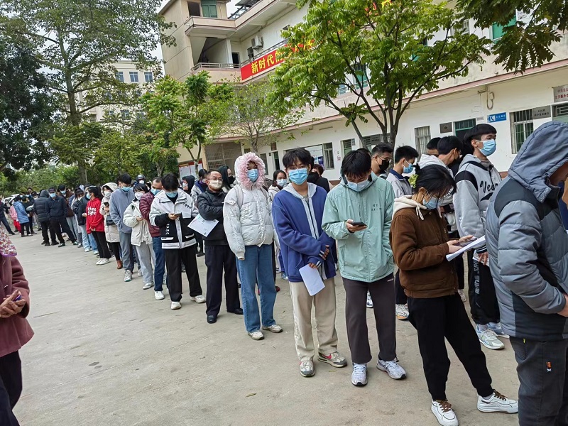 10 小、中、高考以及碩博獎(jiǎng)學(xué)金排隊(duì)現(xiàn)場.jpg
