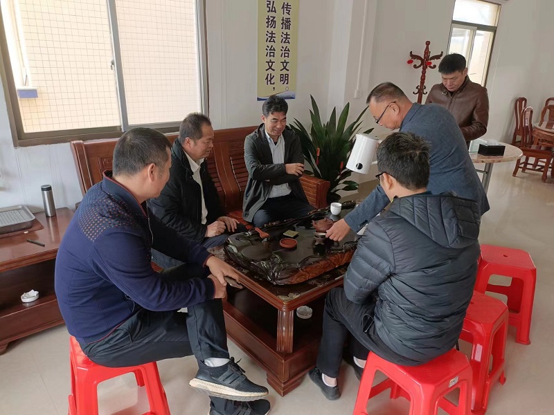 2 鎮(zhèn)領(lǐng)導與新海茂董事長陳國良促膝長談，傾聽企業(yè)心聲.jpg