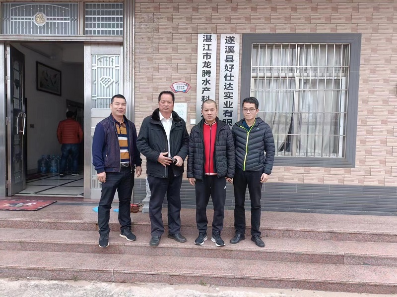 4 鎮(zhèn)領(lǐng)導與好仕達董事長黃利國親切交談，了解企業(yè)需求.jpg