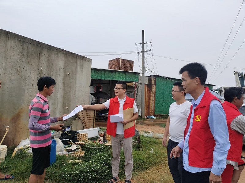 13 埠頭村臨時黨支部檢查漁船安置情況，勸導(dǎo)養(yǎng)殖戶離開危險地帶.jpg