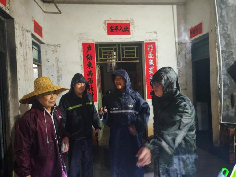 遂溪縣委副書記、縣長(zhǎng)劉劍率隊(duì)高效處置2.png