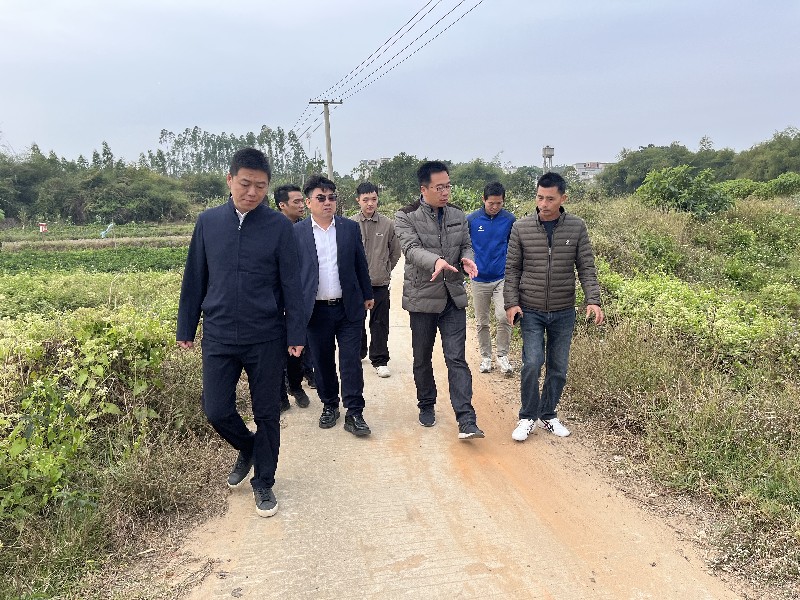 圖2：駐鎮(zhèn)工作隊會同華南農(nóng)業(yè)大學(xué)、廣州鐵路職業(yè)技術(shù)學(xué)院專家開展花生種植實地教學(xué).jpg